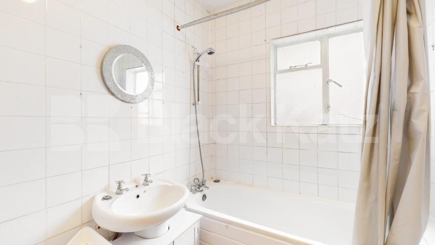 Located close to Turnpike lane Station is this large 3 bedroom property Willoughby Road, Turnpike Lane 